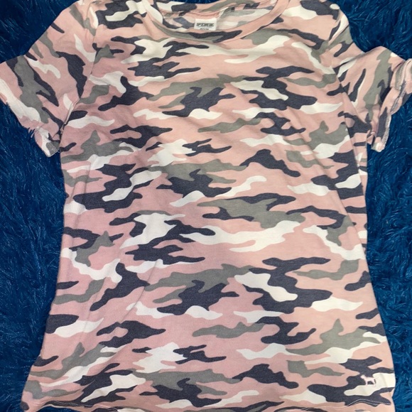 VS/ pink shirt